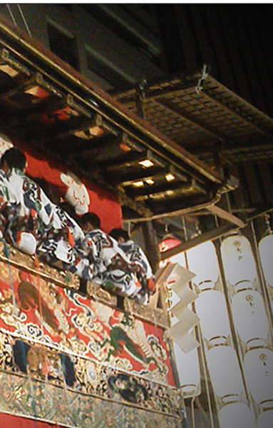 Timing of the Gion Festival, Neighborhood is wrapped in the sound of A Geisha, Glossy atmosphere of Kyoto will drift around,. If the ball lands on Shijo Street, Parade of decorated floats also fun Me, You will be able to enjoy the tradition of summer