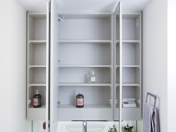 Bathing-wash room.  [Three-sided mirror back storage] The entire surface of the Kagamiura in storage space. You can organize, such as hair care products, Counter around is also clean (same specifications)