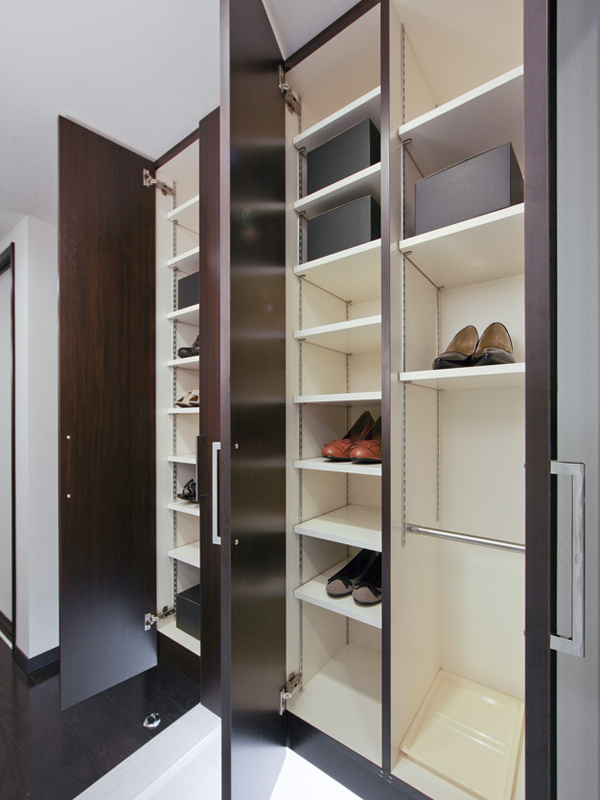 Receipt.  [Shoe box] There is a ceiling to the height, Adopt a rich tall type storage capacity is. It is bottom with lighting to illuminate the foot (which was taken the concept room, It is different from the actual dwelling unit. In concept room, Facility ・ You can check the specifications)