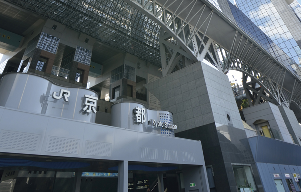 Kyoto Station / 6 minutes from 5 minutes of Karasuma Oike Station, walk to the JR Kyoto Station. Also spread further access by Shinkansen use