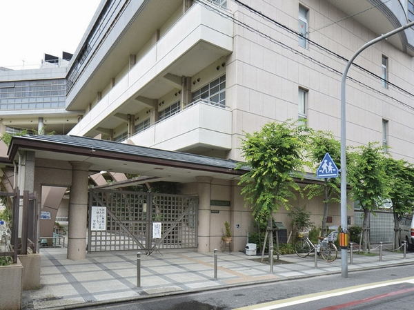 Takakura Elementary School is a 1-minute walk down as it is the Takakura through which faces is the Property, About 80m