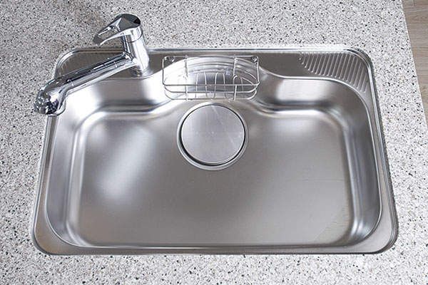 Kitchen.  [Wide type silent sink] Wide sink washable well as large pot easier. Equipped with a damping material on the back side of the sink, It is silent type to suppress such as water splashing sound (same specifications)
