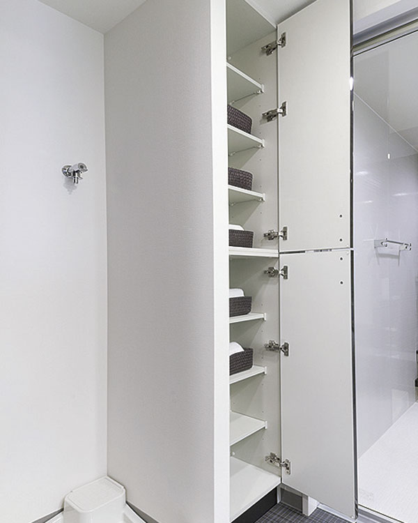 Bathing-wash room.  [Linen cabinet] Convenient linen cabinet has provided in the powder room for storage, such as towels (same specifications)