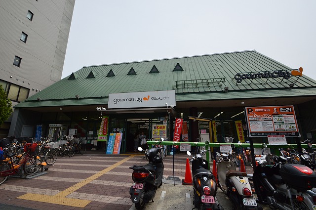 Supermarket. 585m until Gourmet City Kyogoku store (Super)