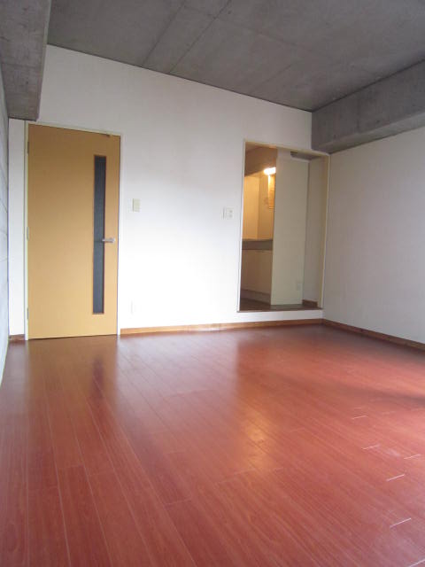 Living and room. Ceiling is also concrete driving range.