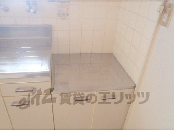 Kitchen. Two-burner stove can be installed