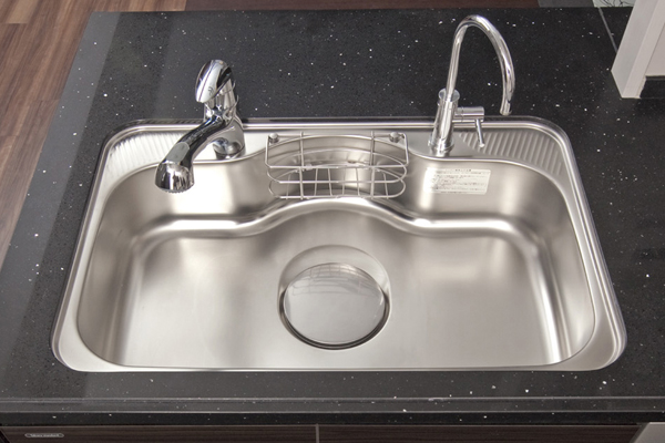Kitchen.  [Wide and quiet sink] Wide sink washable big pot is, Silent specification to keep the I sound water. Convenient draining basket and detergents basket are also available (same specifications)