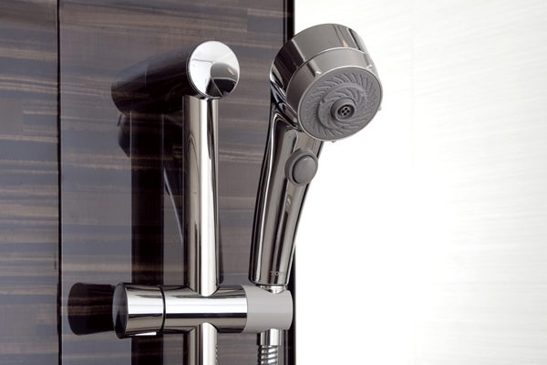 Bathing-wash room.  [Water-saving hand shower head] Adopt a luxurious metallic tone of the water-saving hand shower head "Wonder beat click shower". You can also expect a massage effect in soothing rhythm (same specifications)