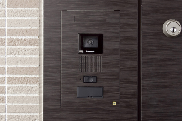 Security.  [Intercom slave unit with a camera] The appearance and the voice of the entrance door before visitors, living ・ As you can see in a hands-free color monitor security intercom with dining, Intercom with a camera on the door next to you has been installed (same specifications)