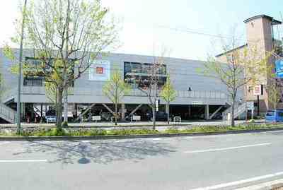 Shopping centre. 350m to UNIQLO (shopping center)