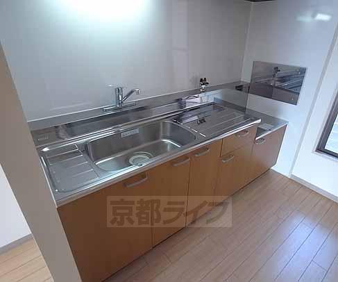 Kitchen. Large sink is attractive ・