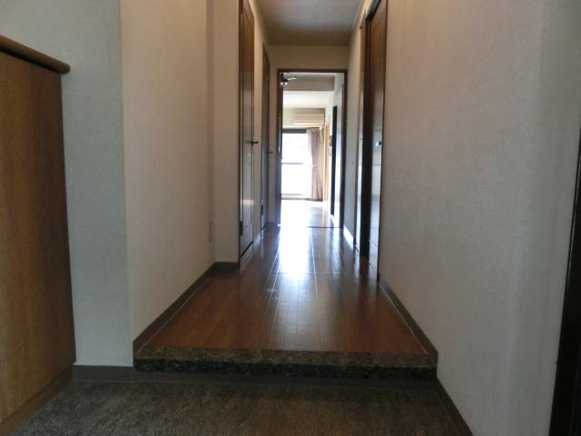 Other. Well-ventilated good corridor.