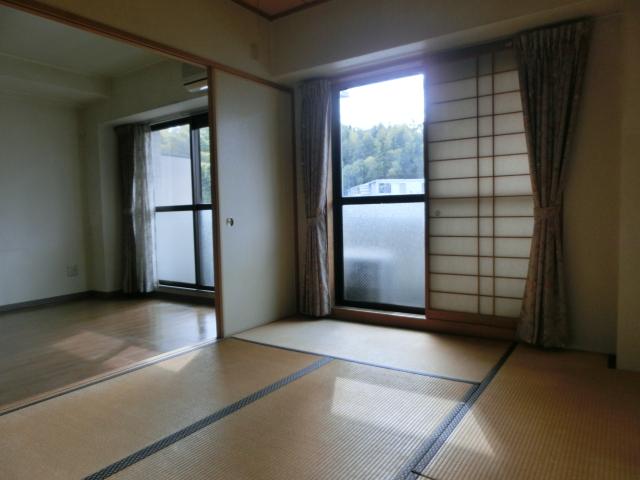 Non-living room. Anyway, it's sunny!