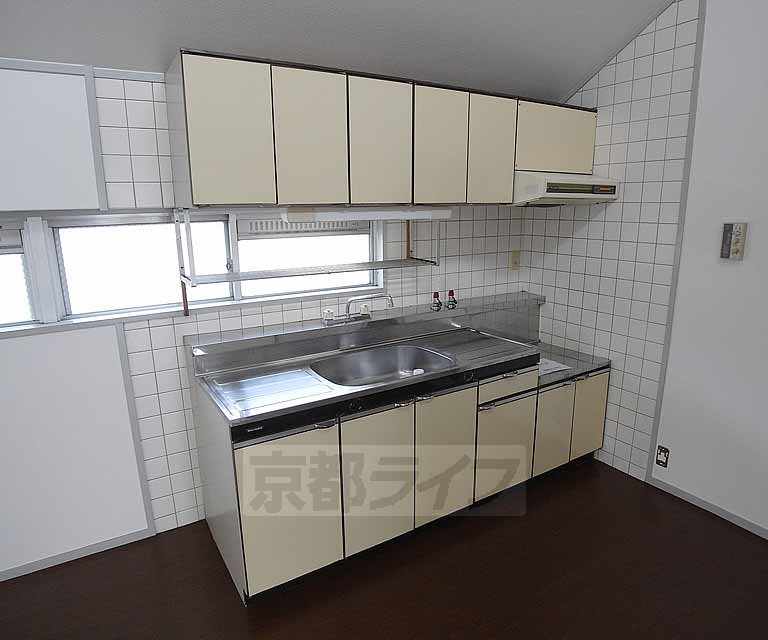 Kitchen. Cooking space to a large sink also Shikarri ensure!