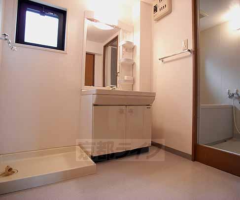 Washroom. Independent wash basin. Ensure a sufficiently wide also dressing room!