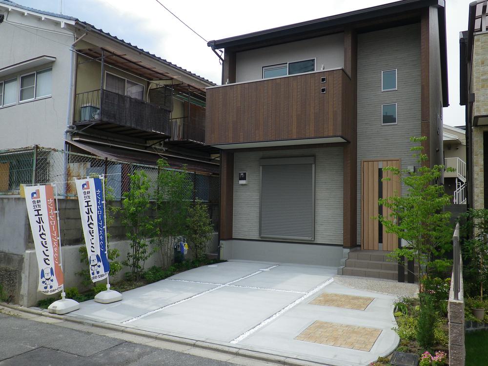 Model house photo. Warmth of the green and the trees are impressive model house of planting. Parking space is also spacious ensure! Happy to be out of the car because the front road is more than 6m