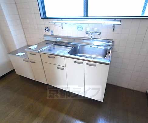 Kitchen. Two-burner stove installation Allowed. It is a big kitchen ・