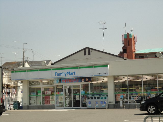 Convenience store. 571m to FamilyMart Shimotsubayashishibanomiya the town store (convenience store)