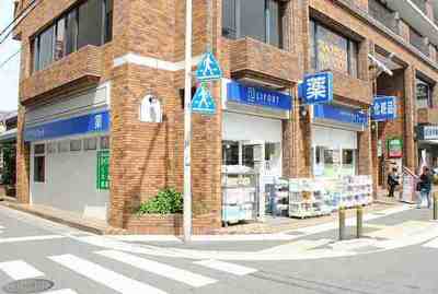 Dorakkusutoa. Drugstore 82m to (drugstore)