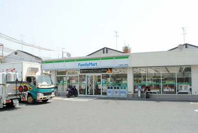 Convenience store. 800m to Family Mart (convenience store)