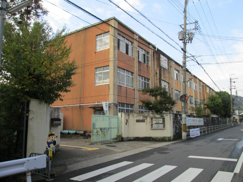 Primary school. 400m to Matsuo Elementary School