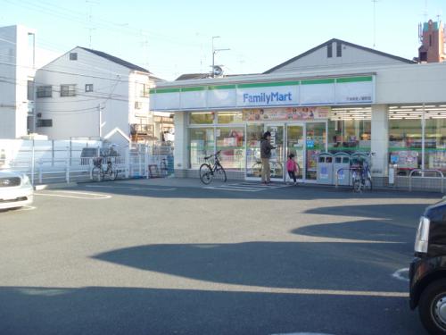 Convenience store. FamilyMart Shimotsubayashi shop until the (convenience store) 304m