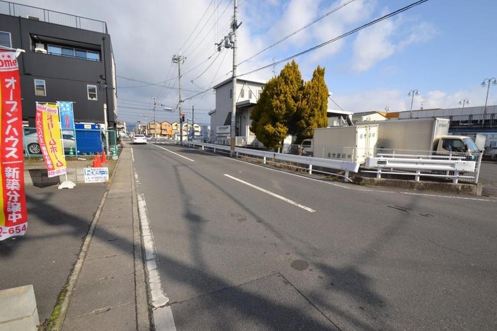 Local photos, including front road. We pre-road clean! 