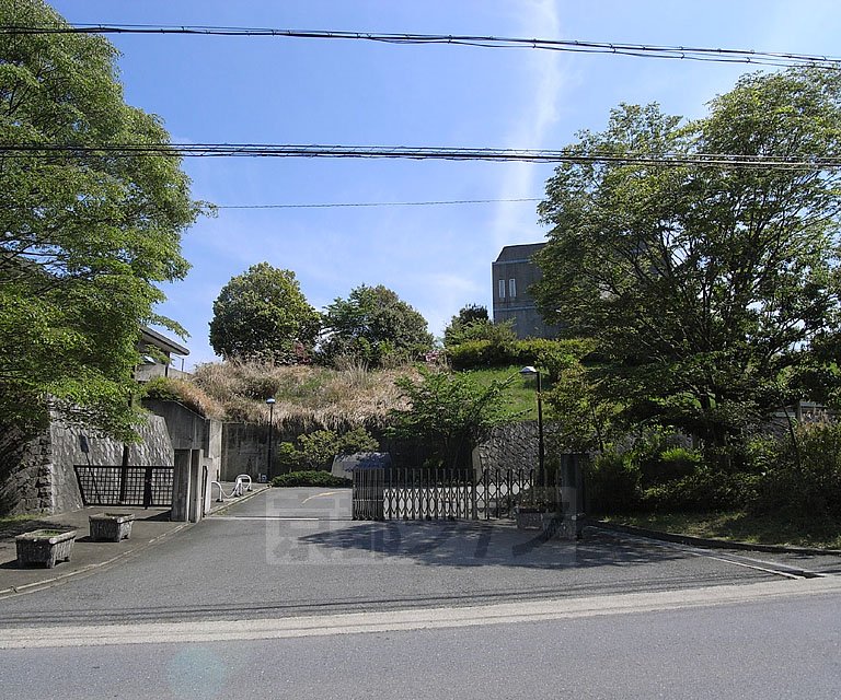 University ・ Junior college. Kyoto College of Economics (University of ・ 460m up to junior college)