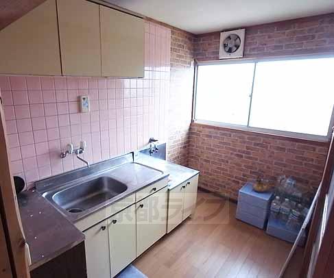 Kitchen. Two-burner stove installation Allowed