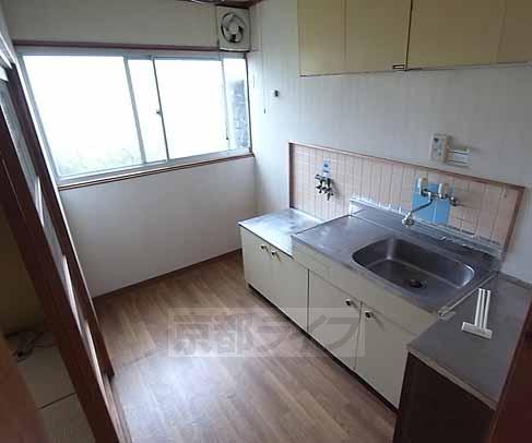 Living and room. There is also housed in the kitchen top