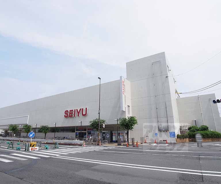 Supermarket. Seiyu 600m until the (super)
