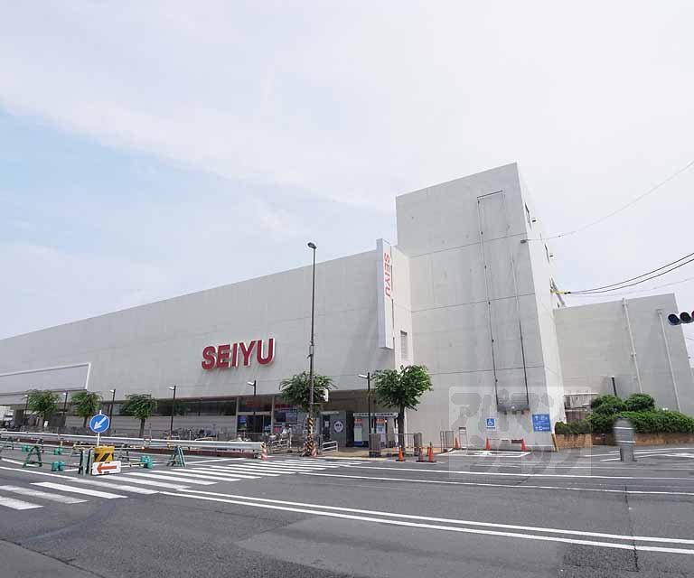 Supermarket. Seiyu to (super) 840m