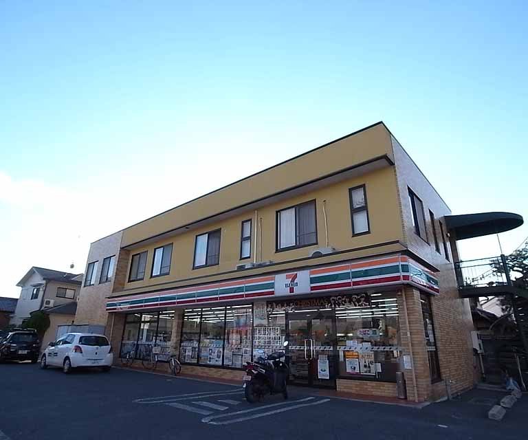 Convenience store. Seven-Eleven (convenience store) to 200m