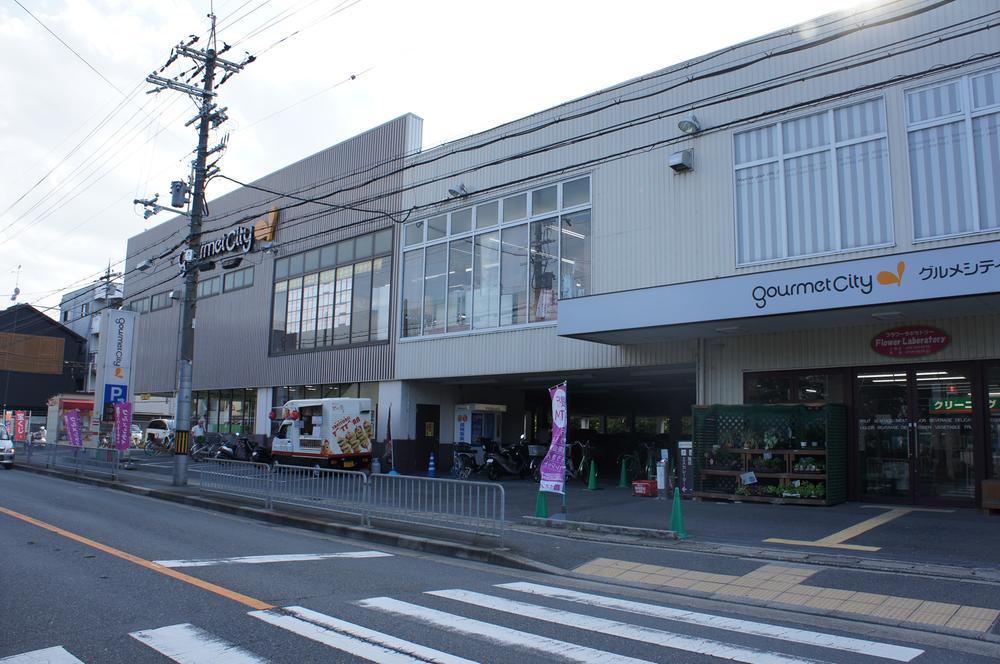 Supermarket. 978m usual shopping to gourmet City UeKei shop is also convenient