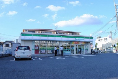 Convenience store. 600m to Family Mart (convenience store)