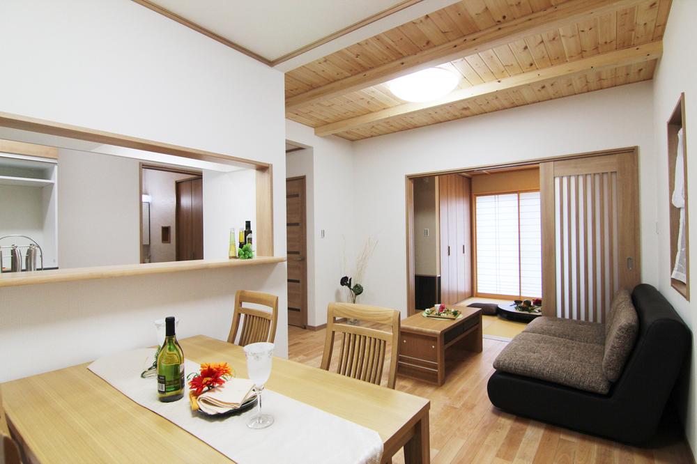 Living. Natural wood woven ceiling there is a sense of relief than usual wooden building