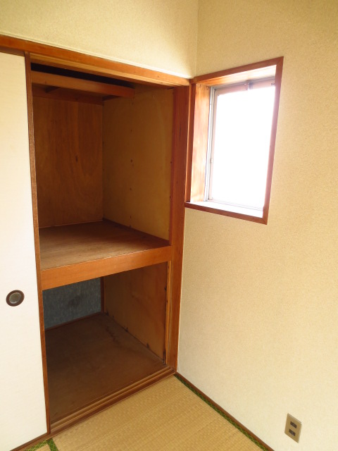 Living and room. There is a side window in a corner room