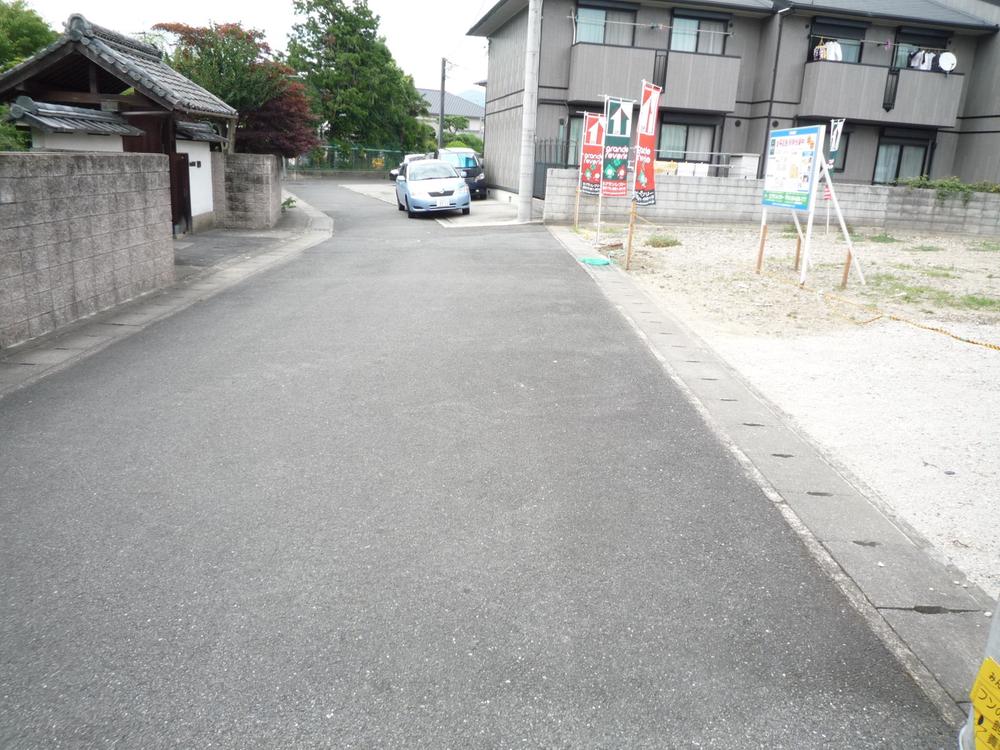 Local photos, including front road. Before road spacious ・ Lighting is good