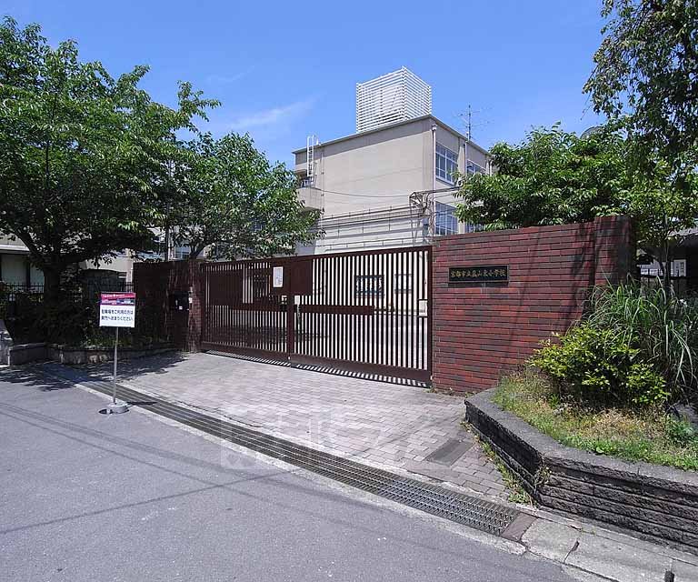 Primary school. 900m to Arashiyama Higashi elementary school (elementary school)
