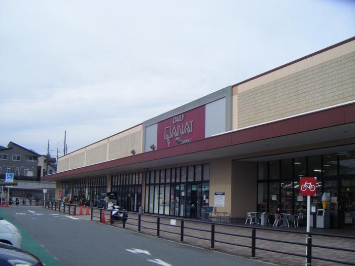 Supermarket. Daily qanat "Izumiya" about to Katsurazaka shop 780m.
