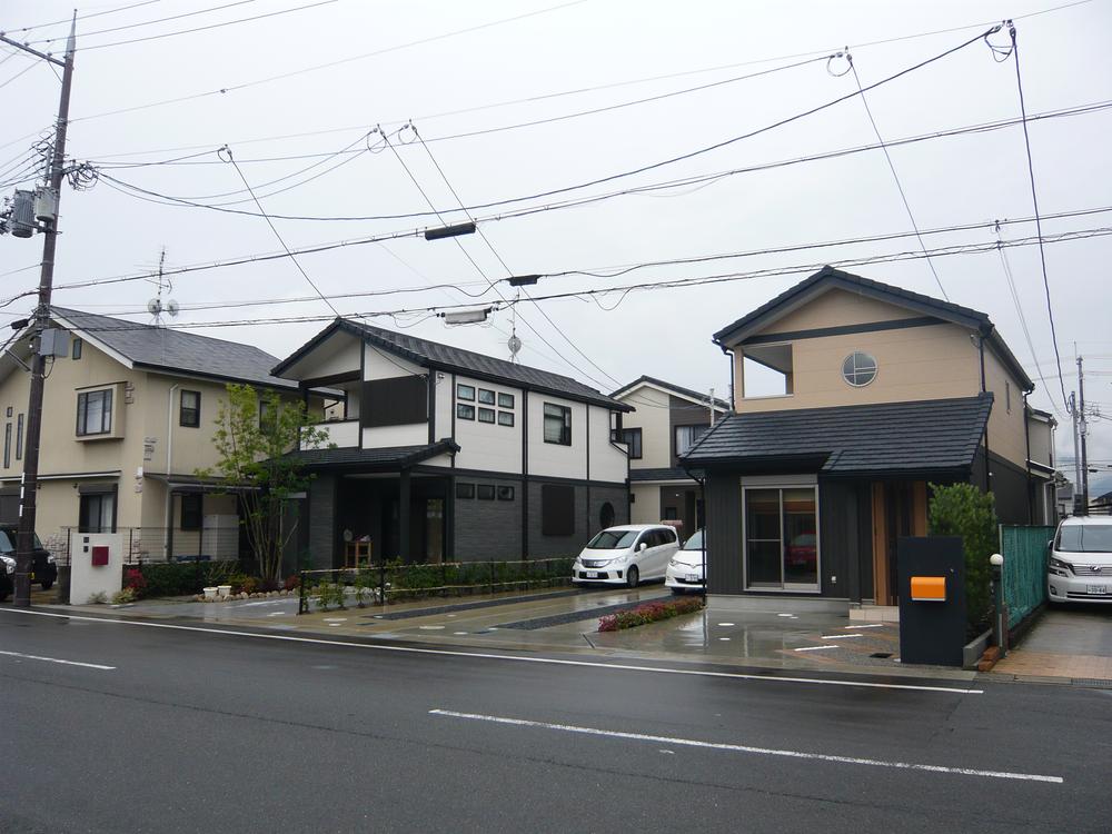 Local photos, including front road. It is our example of construction. 