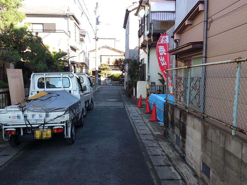 Local photos, including front road. Surrounding, It is a quiet residential area. 