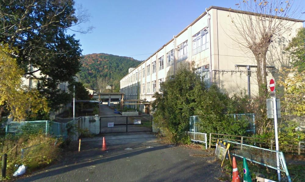 Primary school. 1m to Arashiyama Higashi Elementary School