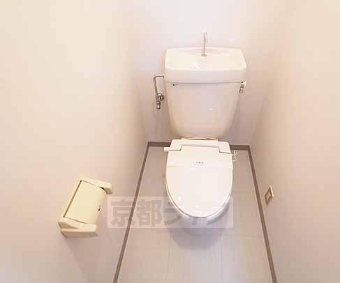 Toilet. There is a feeling of cleanliness