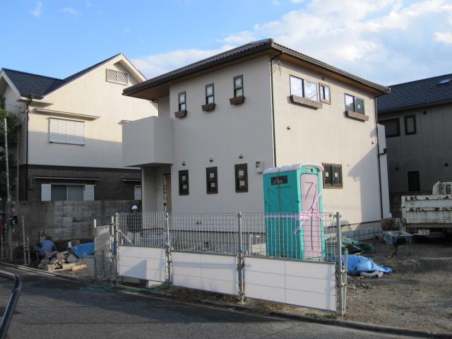 Local photos, including front road. Next door is a partition of the free plan. 