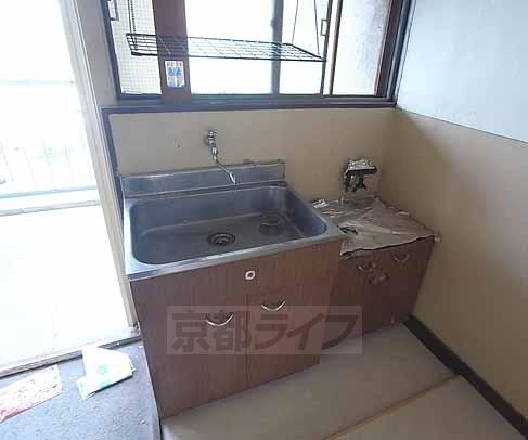 Kitchen. Large sink is attractive ・ Note too much for tableware!