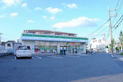 Convenience store. 700m to Family Mart (convenience store)