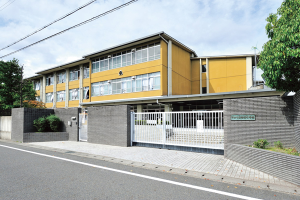 Surrounding environment. Municipal KatsuraIsao Elementary School (8-minute walk ・ About 620m)