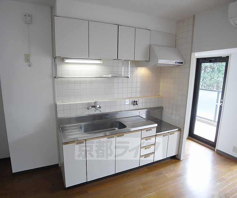 Kitchen. Spacious kitchen based on white!