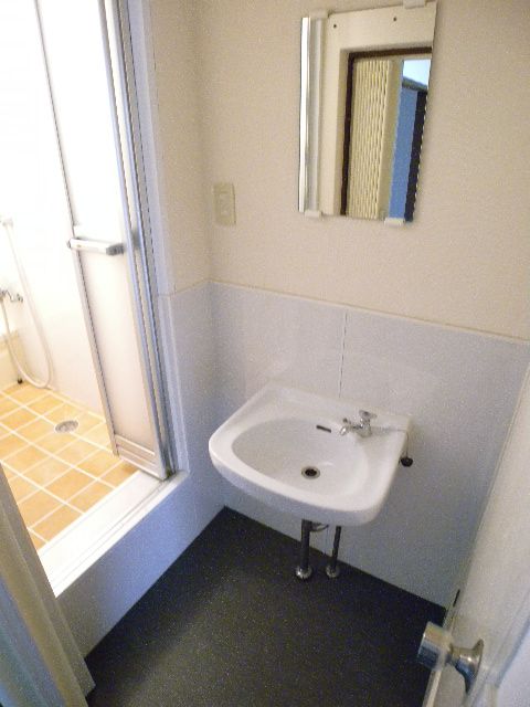 Washroom. Also published in the website "Kyoto rental House Network"